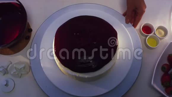 女士手滑奶油蛋糕顶部与白色扁平方形塑料卡视频的预览图
