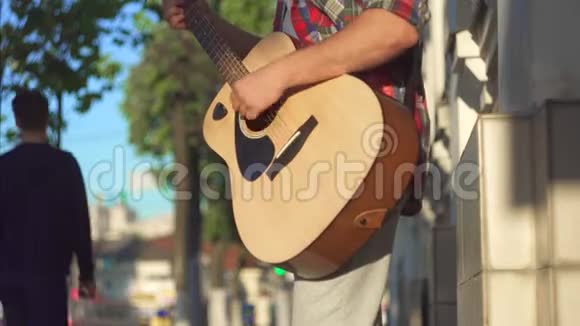 穿衬衫的无名男街吉他手桑尼视频的预览图