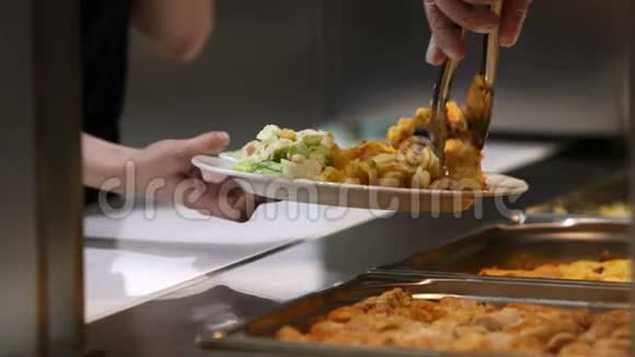 在豪华餐厅室内供应自助食物的人吃肉五颜六色的水果和蔬菜视频的预览图