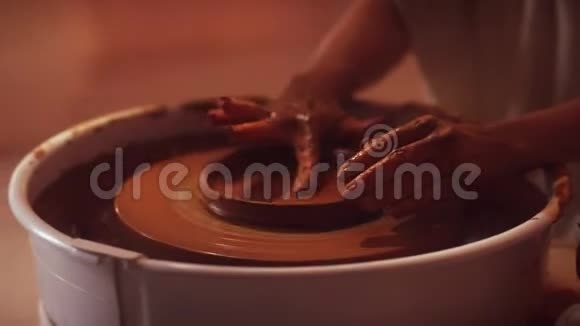 女人陶工的手她的轮子正在形成一个小小的粘土板视频的预览图