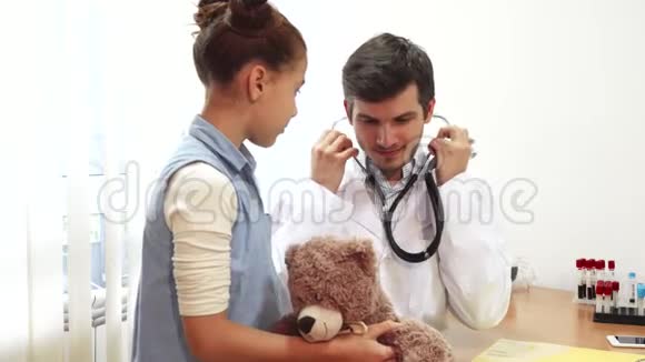 好医生正在听一个听诊器女孩的软玩具视频的预览图