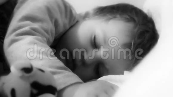 小男孩在睡觉视频的预览图