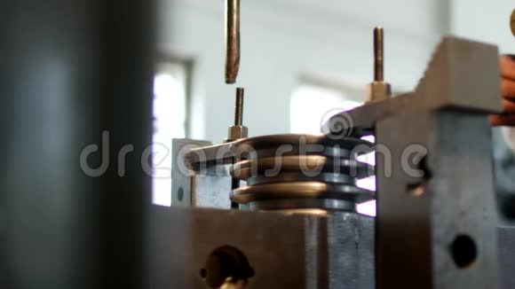 男性专家测量公差装置的大小和制造金属滑轮中的值关闭视频的预览图