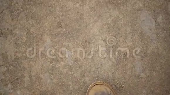 红色靴子沿着地面行走的俯视图视频的预览图