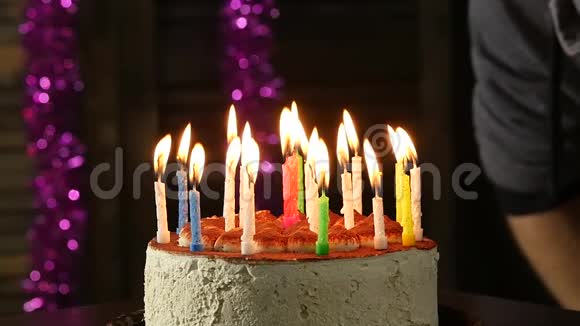 情绪激动的男人吹灭生日蛋糕上的蜡烛蜡烛熄灭了视频的预览图