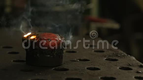 一种炽热的金属片烟雾正在从中冒出特写慢镜头视频的预览图