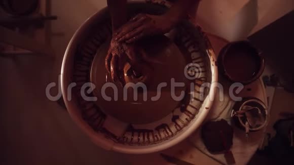 用一只手指陶工的车轮用一只手指塑造棕色的小陶工视频的预览图