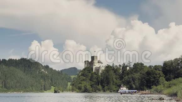 中世纪的城堡在湖上山视频的预览图