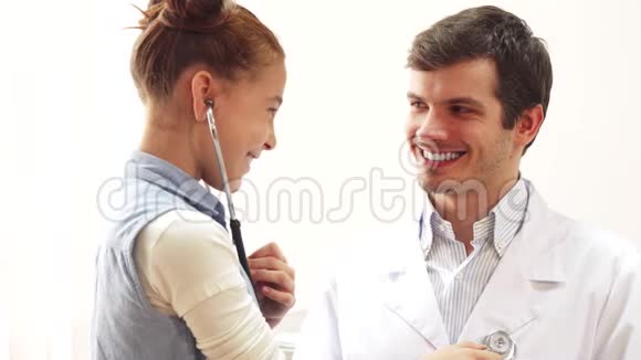 一个小病人用听诊器听医生呼吸视频的预览图