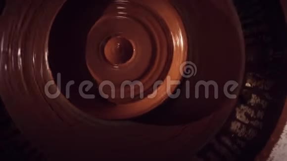 在旋转陶工轮子上用人的手慢慢地塑造出一个小陶罐视频的预览图