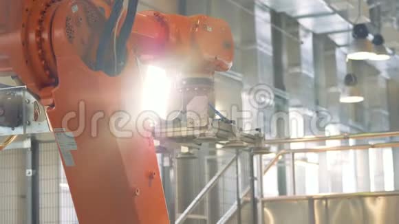现代工厂概念机器人手臂包装产品视频的预览图