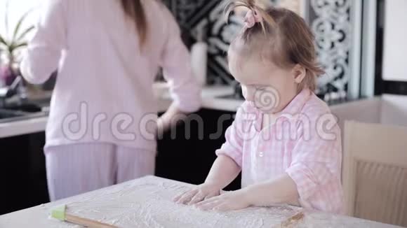 小女孩和有爱心的妈妈一起做饭视频的预览图