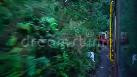 前往印度喜马偕尔邦Shimla联合国教科文组织世界遗产地的历史列车视频的预览图