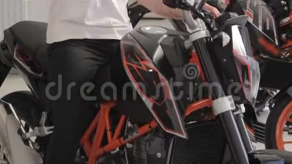 骑摩托车的人微笑视频的预览图
