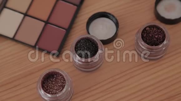 在木制桌子上的化妆室里的专业化妆包视频的预览图