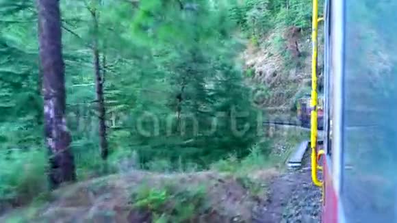 前往印度喜马偕尔邦Shimla联合国教科文组织世界遗产地的历史列车视频的预览图