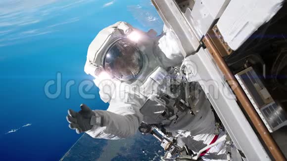 宇航员在宇宙飞船上工作美国宇航局提供的图像元素视频的预览图