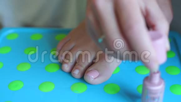 女孩在右脚上涂指甲视频的预览图