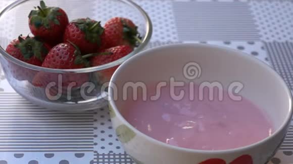 草莓掉进一碗酸奶里视频的预览图