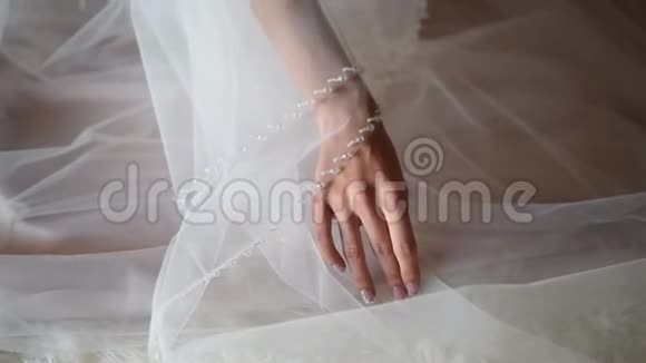 特写镜头新娘用一只手握着一只法图视频的预览图