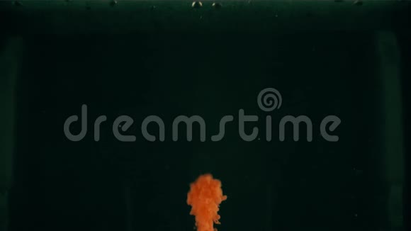 橙色液体的爆发与科学有关的射击视频的预览图