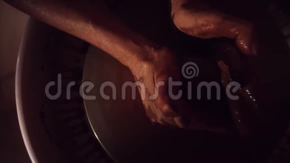 女人手正在制作陶轮塑造棕色薄泥壶视频的预览图