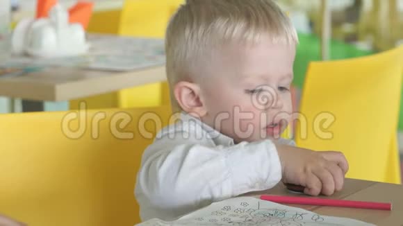 小男孩在娱乐儿童复杂视频的预览图
