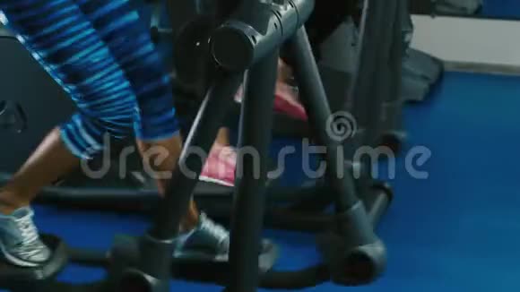 在一个培训班上两个有魅力的女人在健身房接受训练视频的预览图