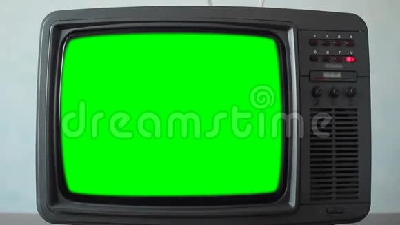 带有绿色屏幕转换频道的复古电视视频的预览图