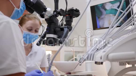 医学专家看显微镜其次是配备现代化设备的办公室女助理视频的预览图