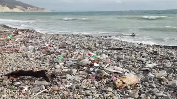 海滩和海上的塑料瓶黑海图阿普什俄罗斯视频的预览图