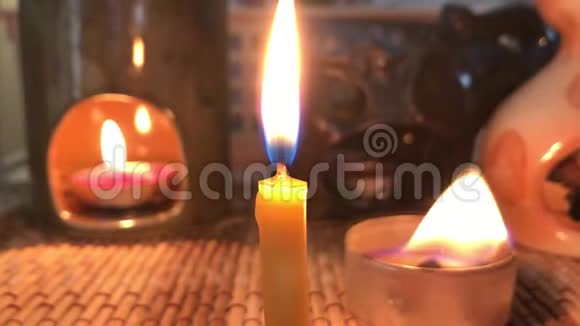 蜡烛燃烧在房间里创造了一种舒适火和红火视频的预览图