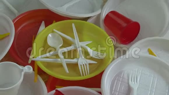 旋转塑料一次性餐具餐具背景视频的预览图