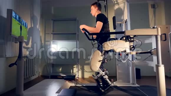 一位机器人辅助治疗期间使用Lokomat装置的病人视频的预览图