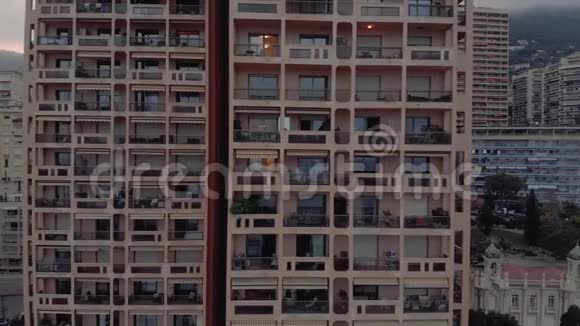 蒙特卡洛和摩纳哥城市夏季法国海镇4D无人驾驶飞机夜间飞行视频的预览图