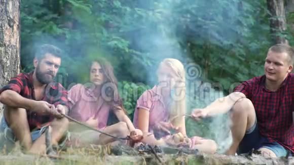一群朋友在阳光明媚的一天在公园里野餐人们在外面闲逛一边烧烤一边放松视频的预览图