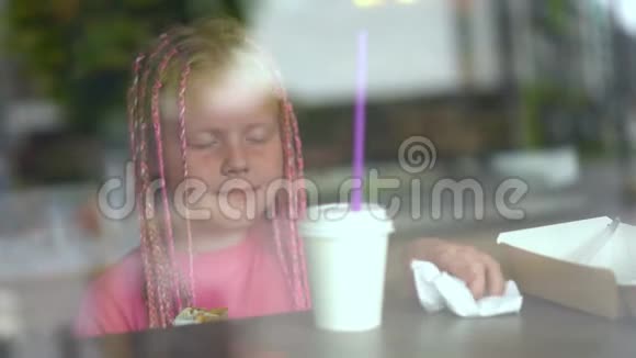 美丽的女孩外表不规范在咖啡馆吃饭视频的预览图