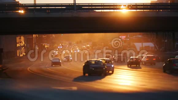 一个大城市汽车在夕阳下的桥下行驶视频的预览图