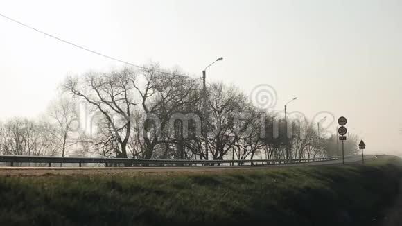 汽车经过桥早晨和雾视频的预览图