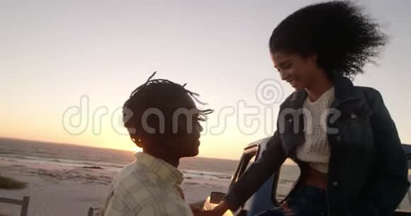 日落时分一对情侣在海滩上拥抱视频的预览图