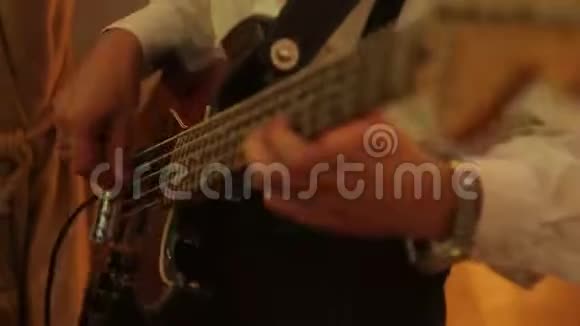 吉他演奏的特写吉他手弹着吉他的弦技巧演奏乐器弦乐器视频的预览图