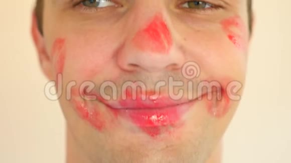 4k慢动作男人衣领上口红一个年轻人的肖像他整张脸上布满了吻的痕迹视频的预览图