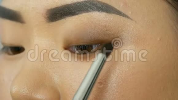 专业化妆师用特殊的画笔为韩国女孩亚洲女性化妆视频的预览图