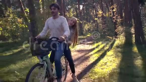 森林中的联合自行车赛视频的预览图