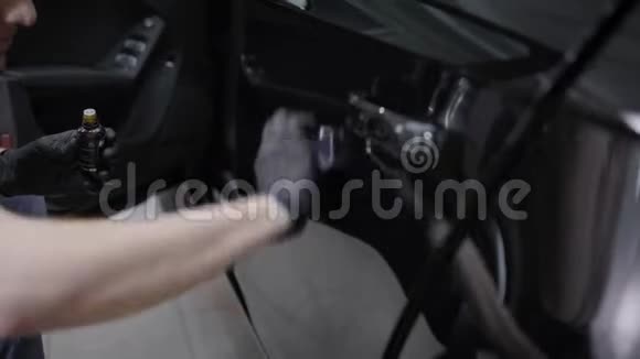 人用专用工具在汽车上涂上保护层视频的预览图