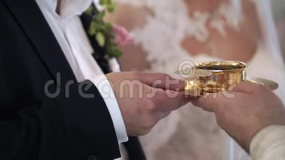 新娘和新郎在教堂举行仪式时喝酒视频的预览图