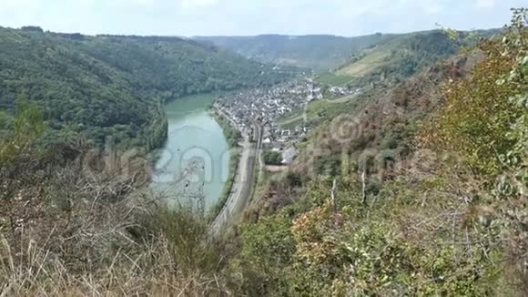 鸟瞰点Kastschkopp在莫赛尔河景观与村庄Klotten和Cochem德国在多德巴赫塔内徒步旅行视频的预览图