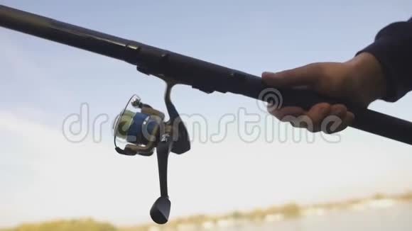 收拢鱼卷人手拿纺棒钓鱼渔具视频的预览图