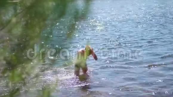 快乐的家伙在一条山河里游泳喷水夏日炎炎视频的预览图