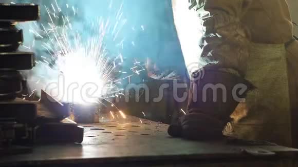 焊工焊接金属零件金属焊接工业和工业特写慢动作视频的预览图